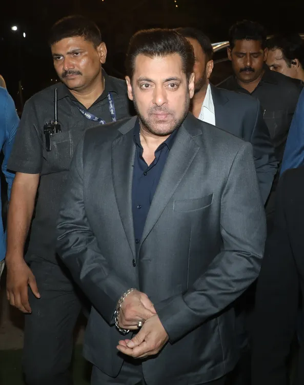 Did Salman Khan Pay a Visit to Dharmendra at the Hospital?
