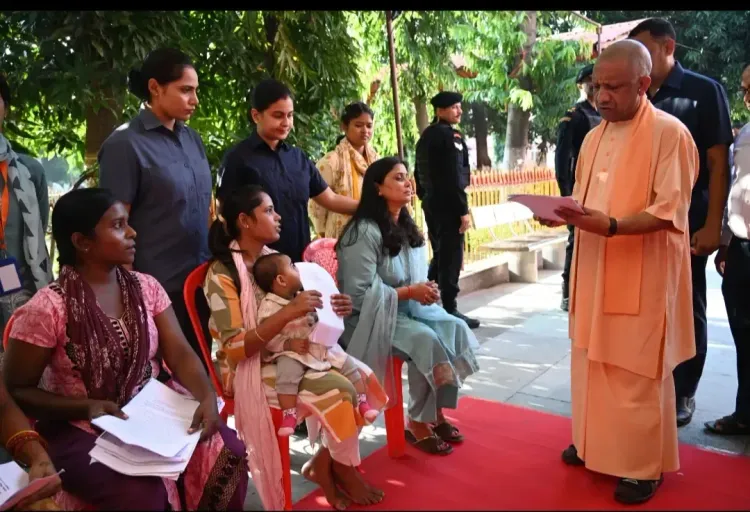 सीएम योगी का जनता दर्शन: 150 लोगों की समस्याएं सुनीं, लापरवाह अधिकारियों पर कड़ी कार्रवाई की चेतावनी