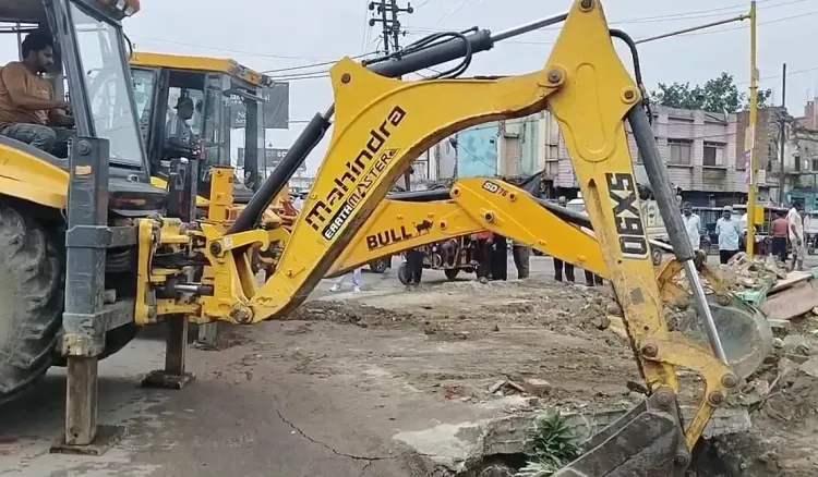 क्या संभल में फिर चला बुलडोजर? सड़क चौड़ीकरण के लिए हटाए गए नाले के स्लैब, अतिक्रमण पर कार्रवाई