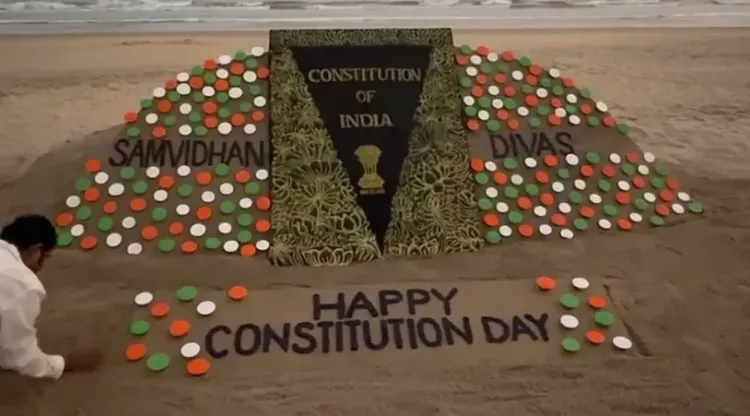 क्या सुदर्शन पटनायक ने संविधान दिवस पर पुरी बीच पर बनाया अनोखा सैंड आर्ट?