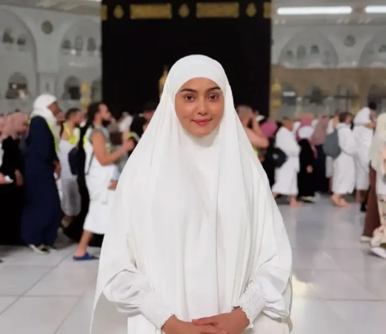 How Did Sana Makbul Find Peace During Her Umrah Journey?