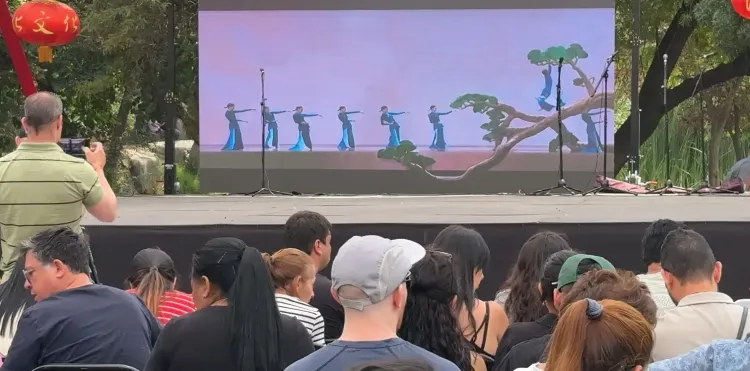 क्या सैंटियागो में चीनी नववर्ष समारोह में सीएमजी स्प्रिंग फेस्टिवल गाला के प्रचार वीडियो का पदार्पण हुआ?