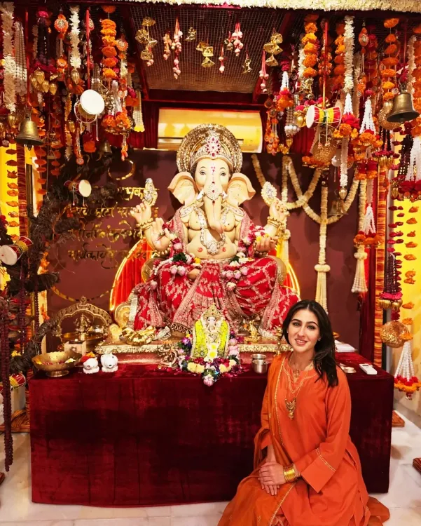 Sara Ali Khan seeks Ganpati blessings at Nidhi Dutta's Ganeshotsav finale
