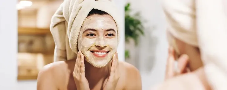 क्या सर्दियों में रूखी त्वचा से परेशान हैं? घर पर बनाएं नेचुरल स्क्रब और पाएं चमकदार त्वचा