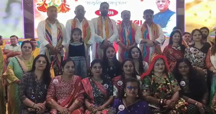 सावरकुंडला में 'पीले पतंगिया शरदोत्सव': हजारों लोगों ने किया रास-गरबा, पशुसेवा का भी संदेश