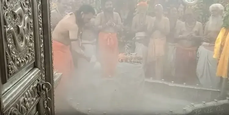 सावन के पहले सोमवार पर महाकालेश्वर मंदिर में उमड़े हजारों भक्त, भस्म आरती से गूंजा 'जय महाकाल'