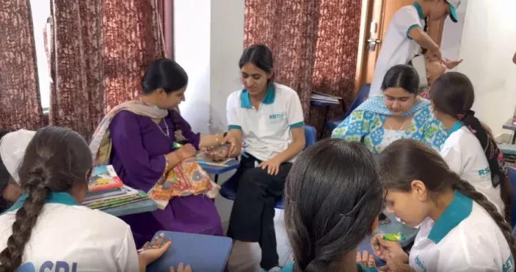 रियासी में SBI-RSETI का निःशुल्क प्रशिक्षण: 31 छात्राएँ बन रही हैं आत्मनिर्भर