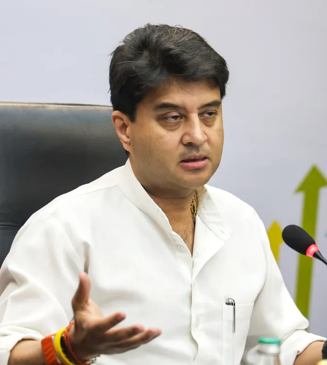 क्या सिंधिया की पहल से गुना के किसानों को मिली खाद की समस्या से राहत?