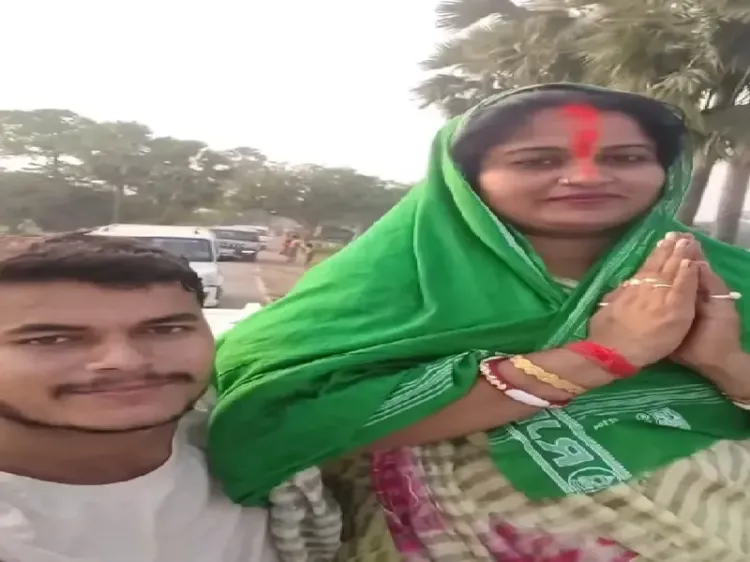 क्या चंदा यादव स्कॉर्पियो में बैठकर जनसंपर्क कर रही हैं और खेसारी लाल के लिए जनता से अपील कर रही हैं?