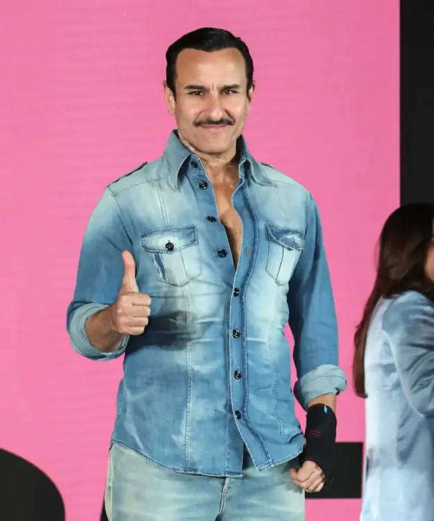 क्या शर्मिला टैगोर ने बेटे सैफ को अस्पताल से घर लौटते समय व्हीलचेयर पर बैठने की सलाह दी थी?