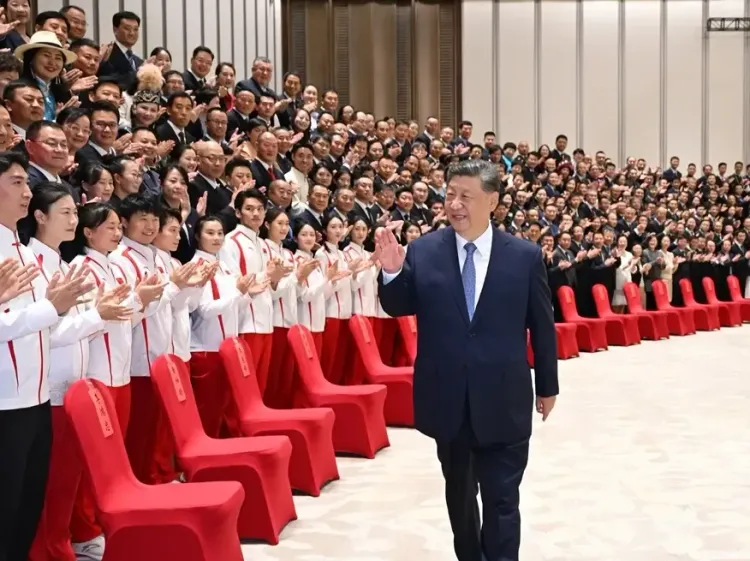 क्या शी ने खेलों में राष्ट्रीय स्तर के सम्मानित लोगों से मुलाकात की?