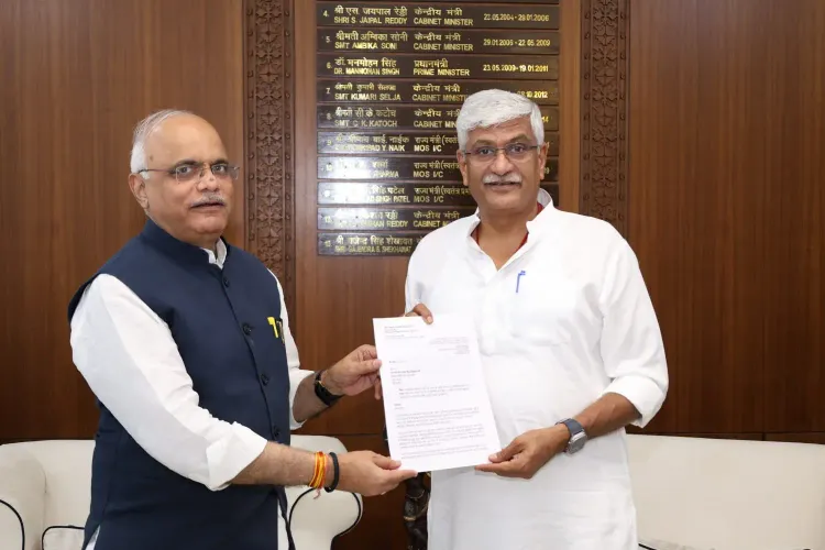 Shekhawat meets Sahasrabuddhe on Asiatic Society Mumbai heritage