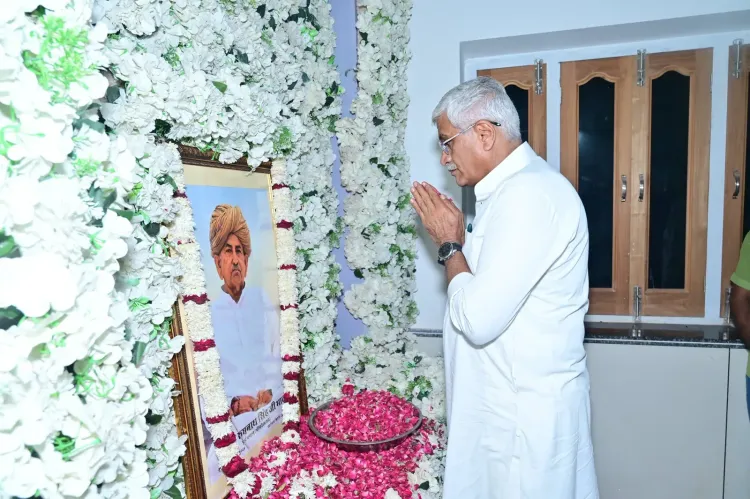 Shekhawat pays condolences at Bhati family home in Bikaner
