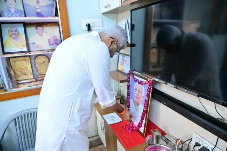 Shekhawat pays tribute to bhajan singer Ramchandra Goyal in Jodhpur