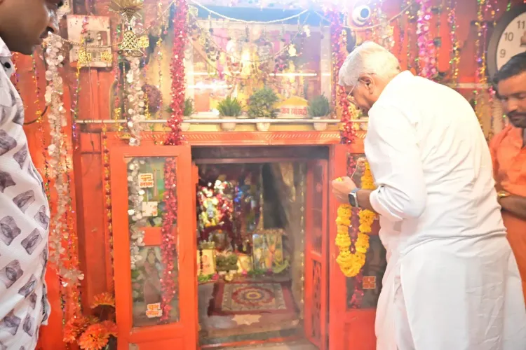 Shekhawat visits Jodhpur temple, attends satsang in Tinwari