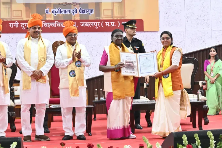 राष्ट्रपति द्रौपदी मुर्मु ने जबलपुर में कहा: शिक्षा ही विकास का सबसे सशक्त माध्यम, जनजातीय युवाओं को मिले समान अवसर