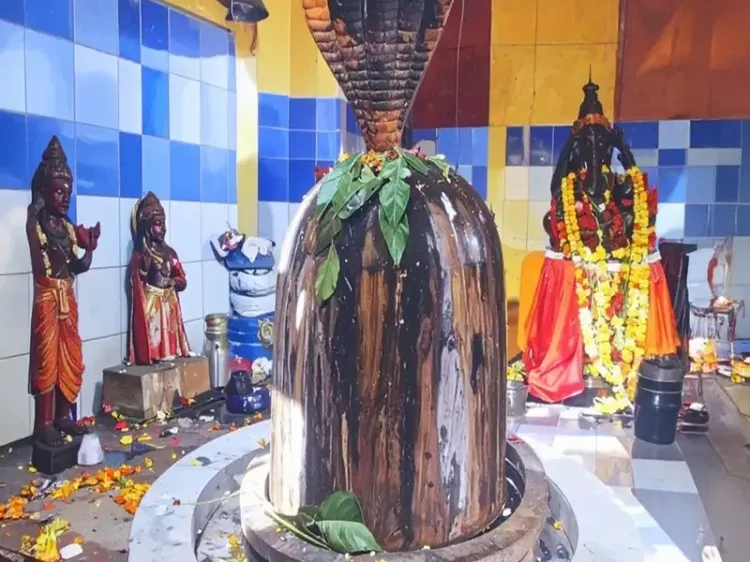 क्या शिवपरिवार के साथ यहाँ भगवान कुबेर दर्शन देते हैं? आर्थिक परेशानियों से जूझ रहे लोगों के लिए यह मंदिर है वरदान