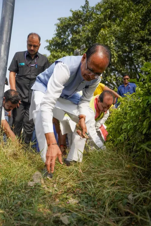 Shivraj joins cleanliness drive at Patna's Golghar to mark 12 yrs of Modi govt