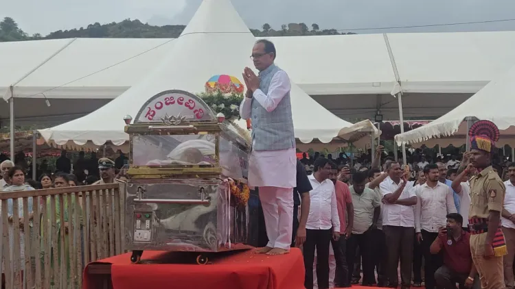 Shivraj Singh Chouhan Pays Respects to Smt. Chennamma Devegowda
