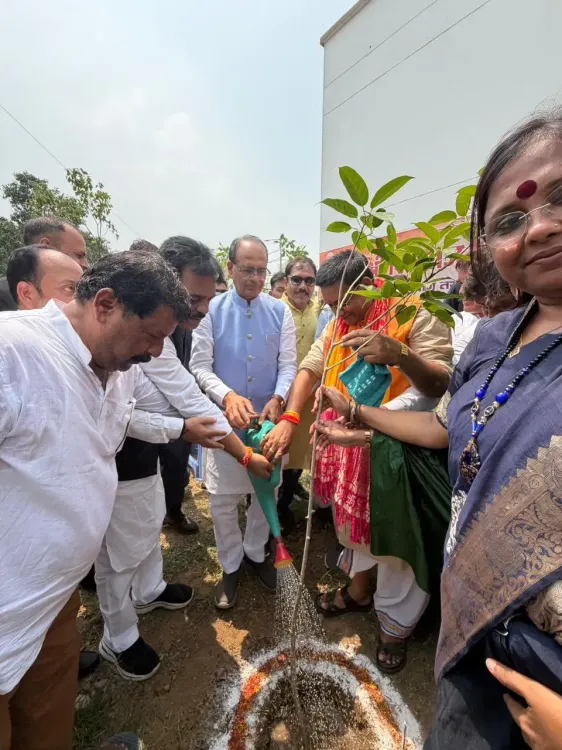 Shivraj Singh Chouhan Plants Sapling in Patna with Bihar Agri Minister