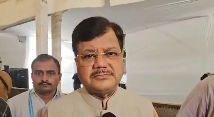 शिवसेना (यूबीटी) के 6 सांसद शिंदे गुट में शामिल, महाराष्ट्र की सियासत में हलचल