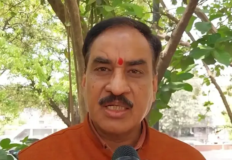 विनोद बंसल की प्रतिक्रिया: शोएब जमई की सड़क पर नमाज की मांग पर कानून का पालन करें