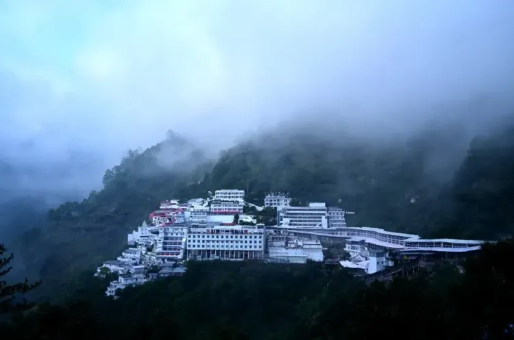 वैष्णो देवी यात्रा 2026: 22 जून तक 50.70 लाख श्रद्धालुओं ने किए दर्शन, पिछले साल से 10.86 लाख अधिक