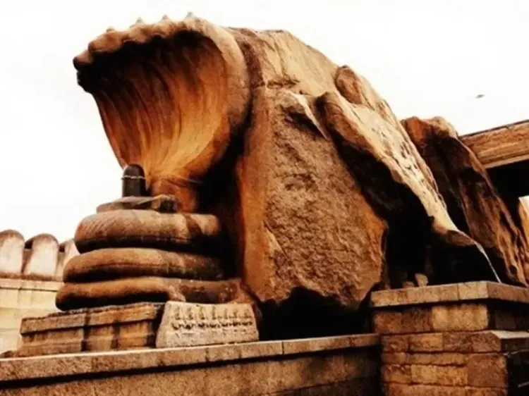 क्या है श्री वीरभद्र स्वामी मंदिर के हवा में झूलते खंभों का रहस्य?