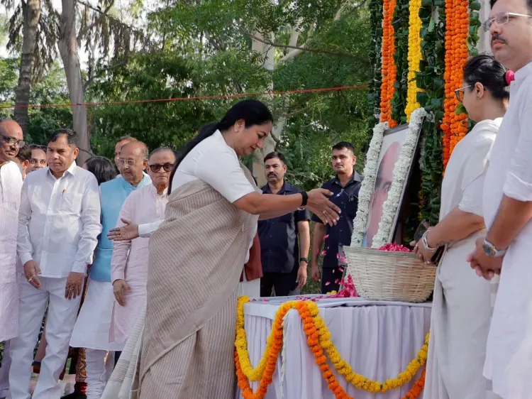 श्यामा प्रसाद मुखर्जी पुण्यतिथि: दिल्ली CM रेखा गुप्ता व BJP नेताओं ने दिल्ली गेट पर अर्पित की पुष्पांजलि