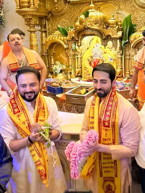 क्या आयुष्मान खुराना सिद्धिविनायक मंदिर में ‘थामा’ के लिए आशीर्वाद लेने पहुंचे?