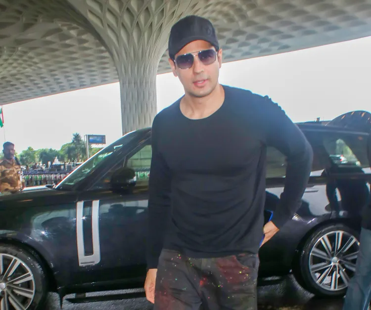 Did Sidharth Malhotra Attend Late Dharmendra's Prayer Meet in Mumbai?