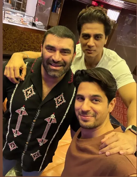 Shershaah turns 5: Sidharth Malhotra reunites with Nikitin Dheer, Shiv Panditt