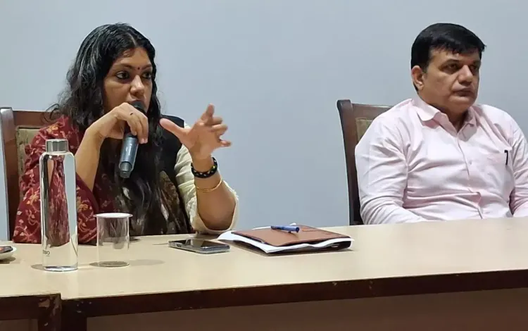 क्या जिलाधिकारी ने आरडब्ल्यूए, क्रेडाई अधिकारियों और बिल्डर्स के साथ महत्वपूर्ण बैठक की?