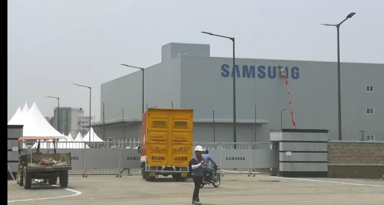 Smartphone makers remain cautious over unpredictable US tariff policies