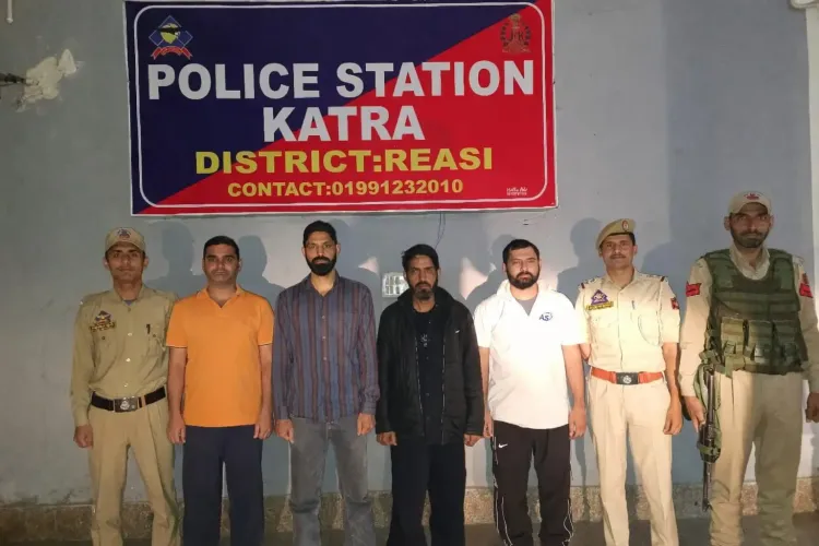 जम्मू: सोशल मीडिया पर वायरल वीडियो के बाद पुलिस ने नशीली दवाओं के तस्करों को गिरफ्तार किया