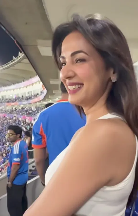 Sonal Chauhan Overjoyed as Fans Perform ‘Zara Sa’ from 'Jannat' at T20 World Cup