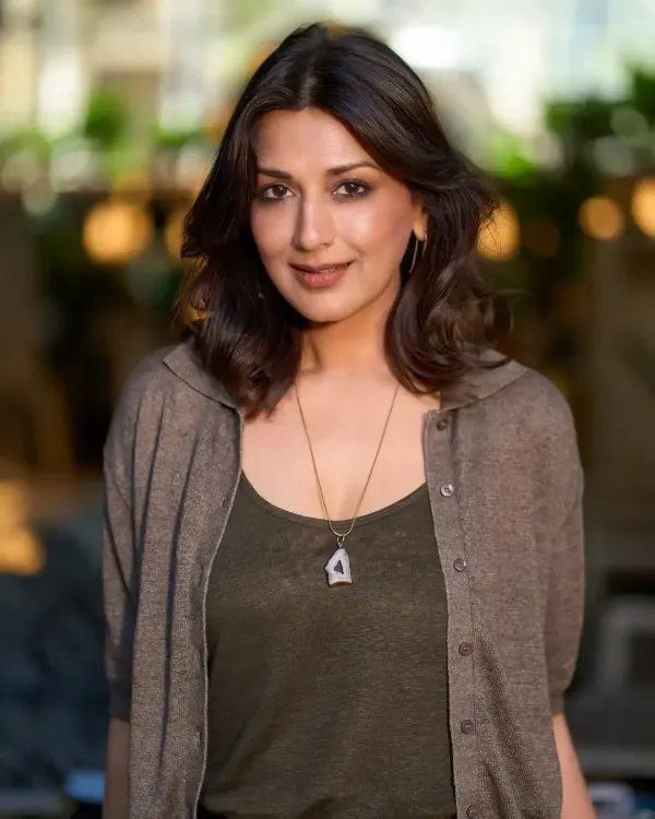 How is Sonali Bendre Addressing the Changing Dynamics of Relationships in the Internet Era?