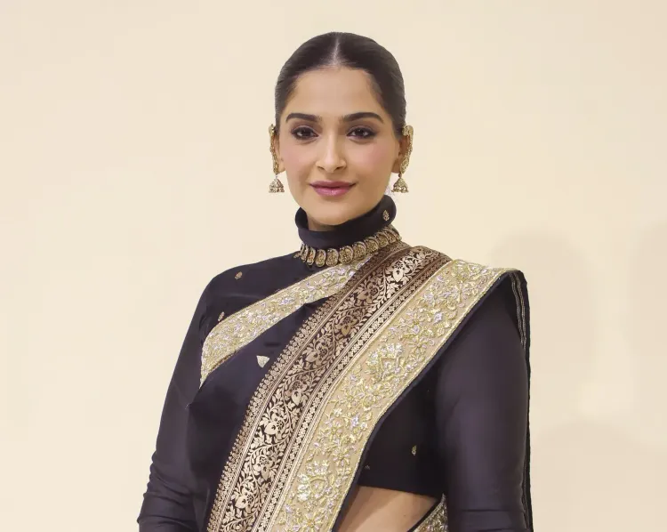 Sonam Kapoor shares Anshula Kapoor's mehendi glimpses with Janhvi in frame