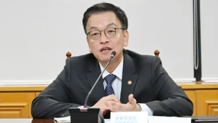 South Korea: Finance Minister Remains Tight-Lipped on Martial Law Inquiry Amid Acting President's Controversy