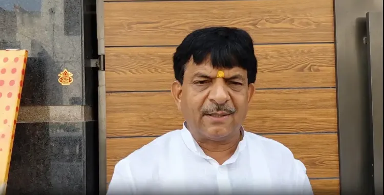 सपा राज में ब्लैकबोर्ड पर नकल, अब सवाल? मंत्री कपिल देव अग्रवाल का अखिलेश पर तीखा हमला