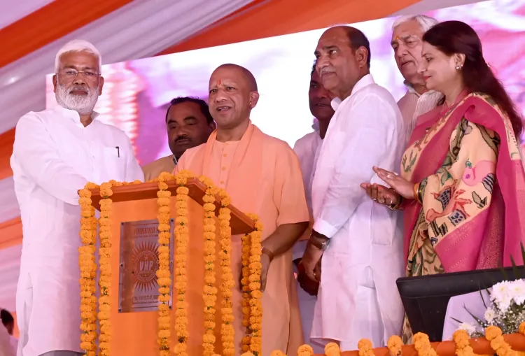 क्या सपा प्रमुख को संत परंपरा में सांप्रदायिकता दिखती है?