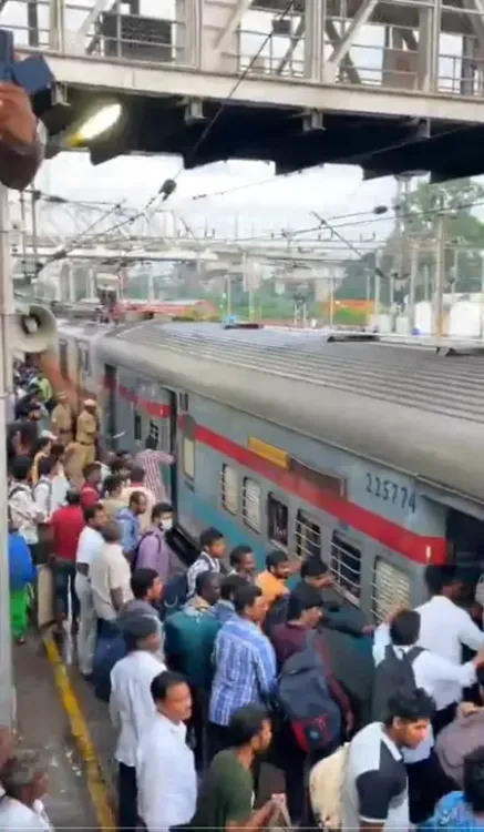 What special trains are being run from Secunderabad to Hazrat Nizamuddin to handle festive rush?