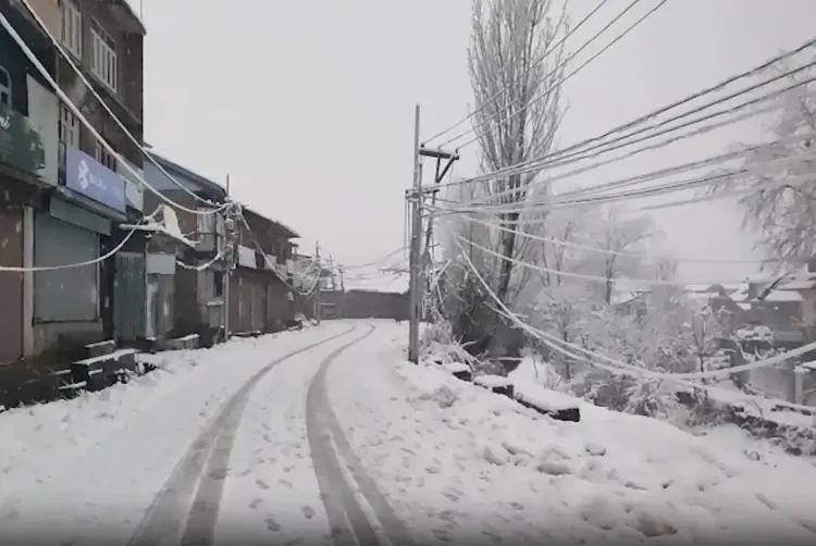 क्या श्रीनगर में बर्फबारी से जनजीवन प्रभावित हो रहा है?