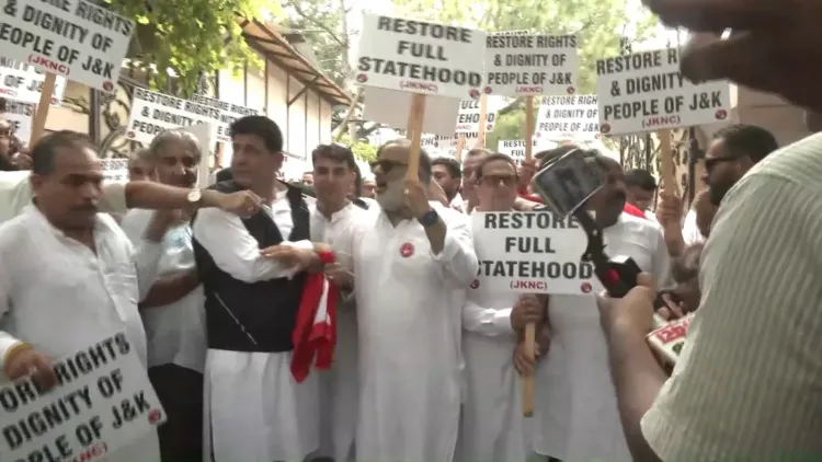जम्मू-कश्मीर स्टेटहुड बहाली की मांग: नेशनल कॉन्फ्रेंस का दिल्ली में प्रदर्शन, PM मोदी से वादा निभाने की अपील