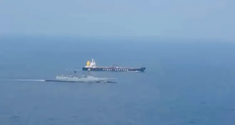 भारतीय नौसेना की मदद से स्ट्रेट ऑफ होर्मुज को सुरक्षित तरीके से पार करें