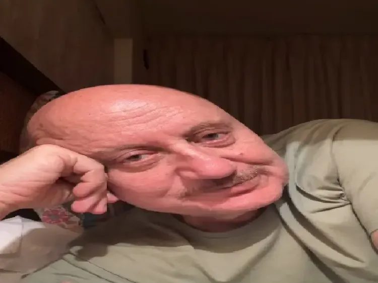 अनुपम खेर का 499वां शो, सूजे पैर के बावजूद 'शो मस्ट गो ऑन' का अर्थ समझा