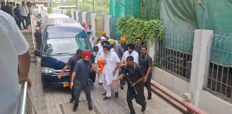 Sukhbir Singh Badal attacked by Nihang at Nanded gurdwara, hand injured