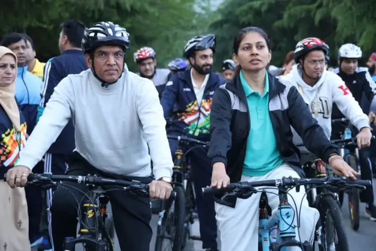 फिटनेस का जश्न: रक्षा खडसे ने डल झील किनारे 'संडे ऑन साइकिल' में लिया हिस्सा