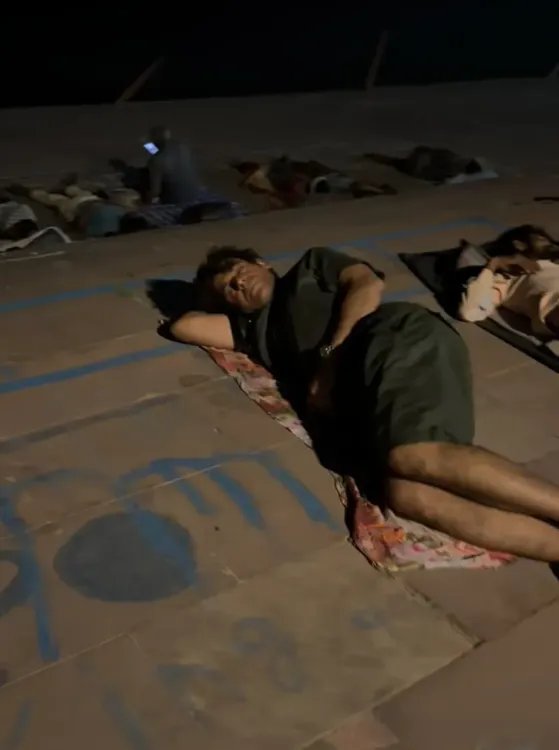 Sunil Grover sleeps on riverbank amid devotees, captions it 'Taare Zameen Par'