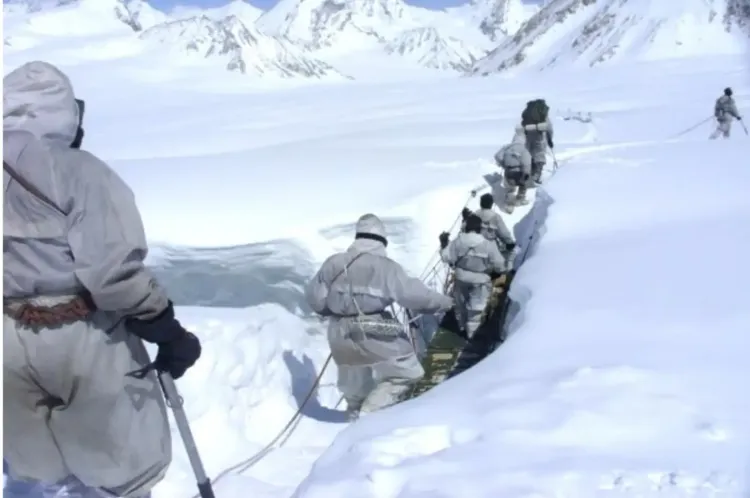 क्या सुपर हाई एल्टीट्यूड क्षेत्रों में तैनात सैनिकों के लिए हाईटेक स्वदेशी वस्त्र और उपकरण उपलब्ध हैं?